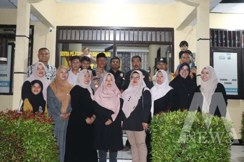 Kapolsek Sumber Wringin AKP Didik Waluyo bersama masyarakat