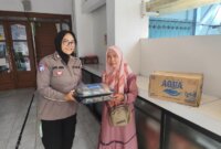 Srikandi Giri Polres Gresik bagi takjil ke masyarakat