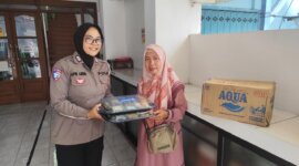 Srikandi Giri Polres Gresik bagi takjil ke masyarakat