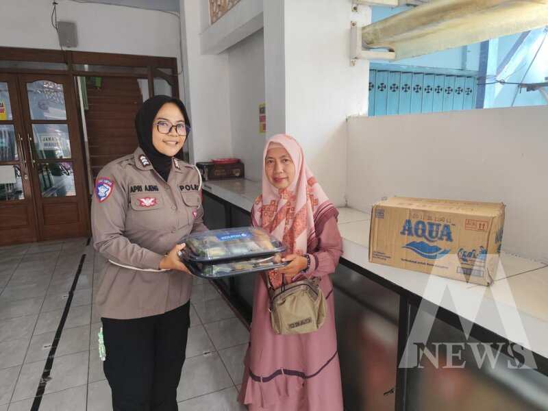 Srikandi Giri Polres Gresik bagi takjil ke masyarakat