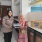 Srikandi Giri Polres Gresik bagi takjil ke masyarakat