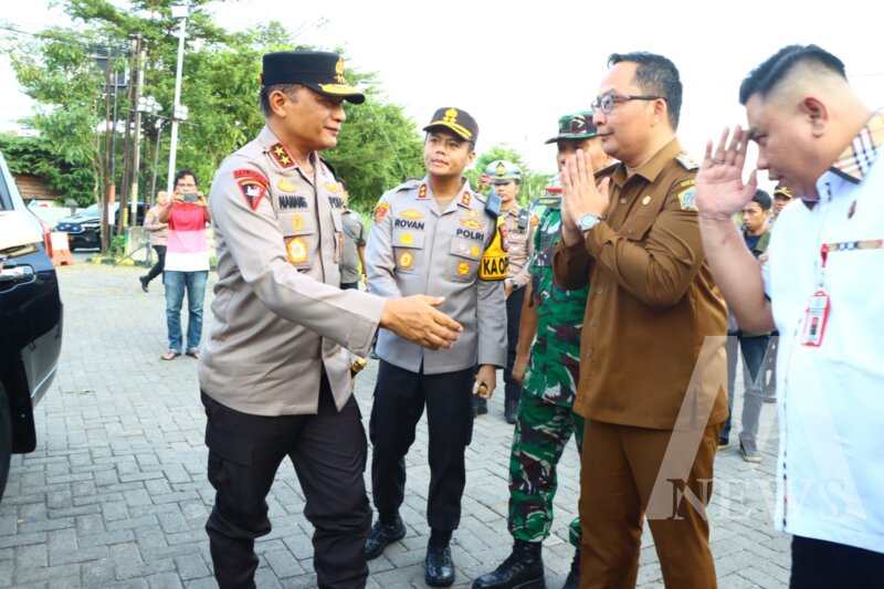 Kapolda Jatim Irjen Pol Drs. Nanang Avianto kunjungi ke Posyan Bunder didampingi Kapolres Gresik AKBP Rovan Richard Mahenu