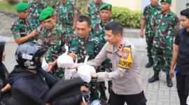 Wakapolres Gresik Kompol Danu Anindhita Kuncoro Putro bagikan takjil