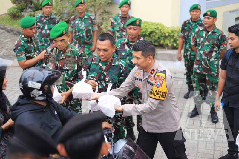 Wakapolres Gresik Kompol Danu Anindhita Kuncoro Putro bagikan takjil