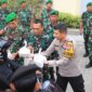 Wakapolres Gresik Kompol Danu Anindhita Kuncoro Putro bagikan takjil