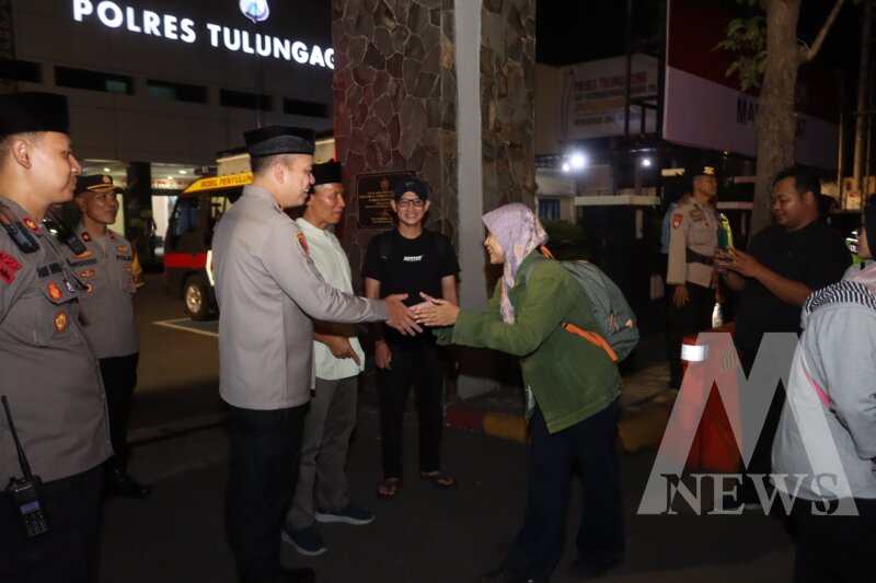 Kapolres Tulungagung AKBP Muhammad Taat Resdi terima kedatangan peserta Mudik