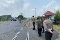 Polres Nganjuk Patroli Jalur Black Spot dan Palang Pintu KA