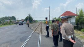 Polres Nganjuk Patroli Jalur Black Spot dan Palang Pintu KA