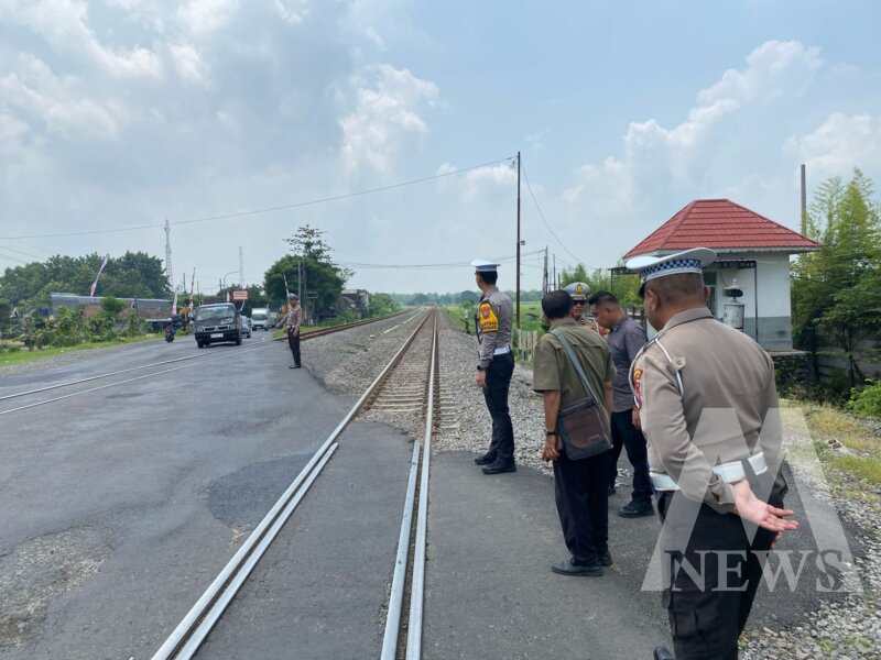 Polres Nganjuk Patroli Jalur Black Spot dan Palang Pintu KA