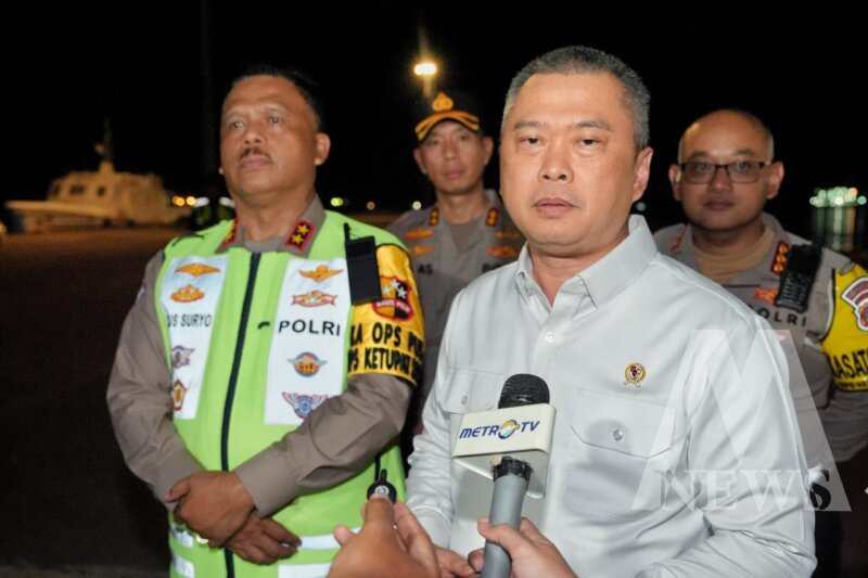 Menhub Dudy Purwagandhi didampingi Kakorlantas Polri Irjen Pol Drs. Agus Suryonugroho