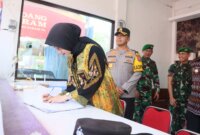 Walikota Vinanda Prameswati didampingi Kapolres Kediri Kota AKBP Bramastyo Priaji cek Posyan Idul Fitri 2025