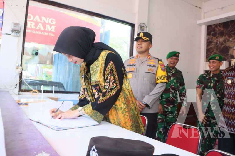 Walikota Vinanda Prameswati didampingi Kapolres Kediri Kota AKBP Bramastyo Priaji cek Posyan Idul Fitri 2025