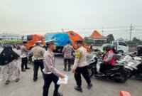 Polsek Krembangan bagikan takjil ke warga