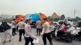 Polsek Krembangan bagikan takjil ke warga