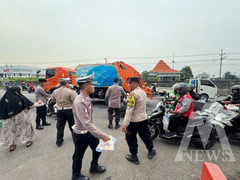 Polsek Krembangan bagikan takjil ke warga