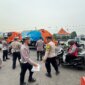 Polsek Krembangan bagikan takjil ke warga