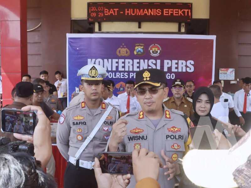 Kapolres Probolinggo AKBP Wisnu Wardana didampingi kasi Humas Polres Probolinggo Iptu Vita