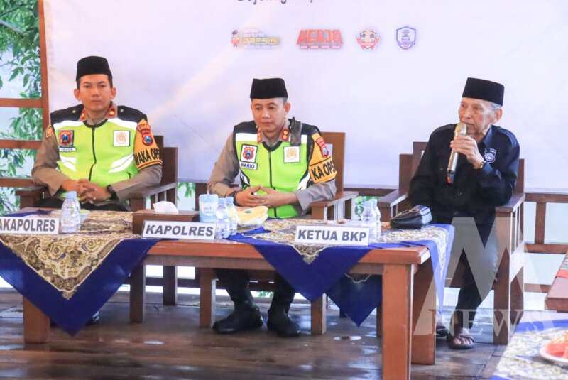 Kapolres Bojonegoro AKBP Mario Prahatinto saat buka puasa bersama BKP