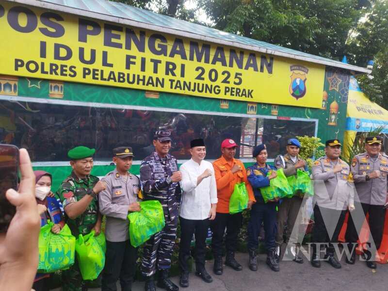 Kapolres Pelabuhan Tanjung Perak AKBP Wiliam Cornelis Tanasale cek Pos Pam Idul Fitri
