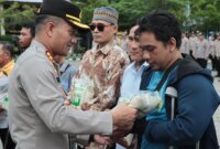 Kapolres Nganjuk AKBP Siswantoro salurkan zakat fitrah