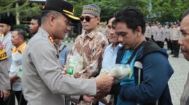 Kapolres Nganjuk AKBP Siswantoro salurkan zakat fitrah