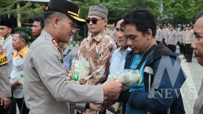 Kapolres Nganjuk AKBP Siswantoro salurkan zakat fitrah