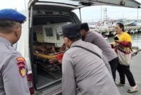 Personil Pos Pam Polres Gresik evakuasi awak kapal TB pingsan di pelabuhan