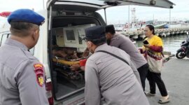 Personil Pos Pam Polres Gresik evakuasi awak kapal TB pingsan di pelabuhan