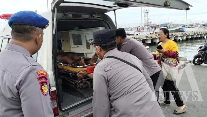 Personil Pos Pam Polres Gresik evakuasi awak kapal TB pingsan di pelabuhan