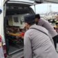 Personil Pos Pam Polres Gresik evakuasi awak kapal TB pingsan di pelabuhan