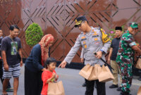 Kapolres Ngawi AKBP Dwi Sumrahadi Rakhmanto berbagi Takjil