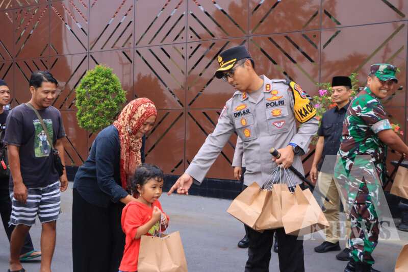 Kapolres Ngawi AKBP Dwi Sumrahadi Rakhmanto berbagi Takjil