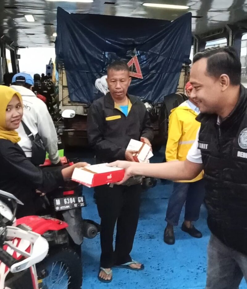 Polres Pelabuhan Tanjung Perak bagi Takjil