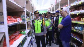 Kapolres Bojonegoro AKBP Mario Prahatinto sidak di Supermarket 