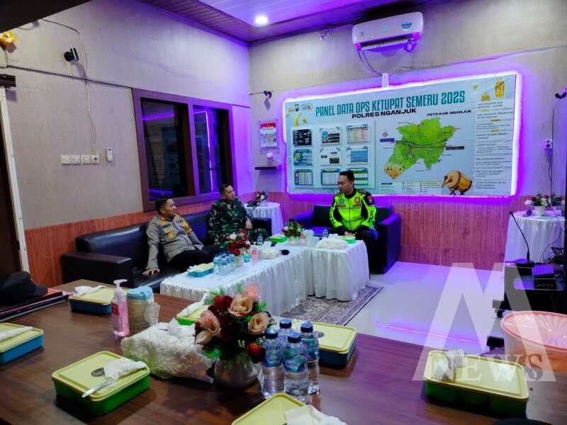 Kapolres Nganjuk AKBP Siswantoro dan Dandim 0810/Nganjuk Letkol Inf Andi Sasmito gelar Sahur on The Road didampingi Kasatlantas AKP Ivan Danara Oktavian