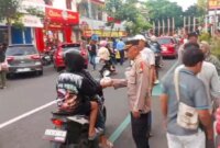 Kasi Humas Polres Nganjuk AKP Supriyanto bagikan Takjil