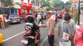 Kasi Humas Polres Nganjuk AKP Supriyanto bagikan Takjil