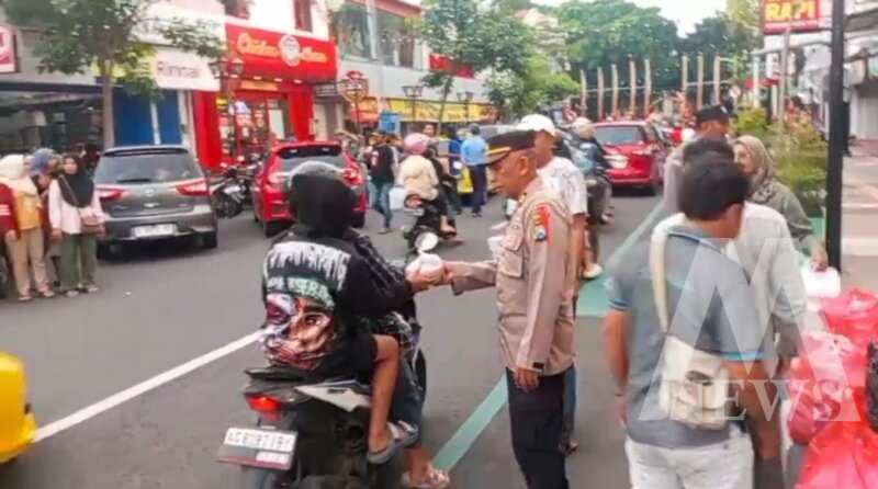 Kasi Humas Polres Nganjuk AKP Supriyanto bagikan Takjil
