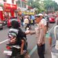 Kasi Humas Polres Nganjuk AKP Supriyanto bagikan Takjil