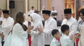 Kapolda Jatim Irjen Pol Drs. Nanang Avianto bersama Wakapolda Jatim Brigjen Pol Pasma Royce saat Halalbihalal