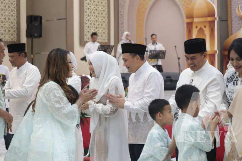 Kapolda Jatim Irjen Pol Drs. Nanang Avianto bersama Wakapolda Jatim Brigjen Pol Pasma Royce saat Halalbihalal