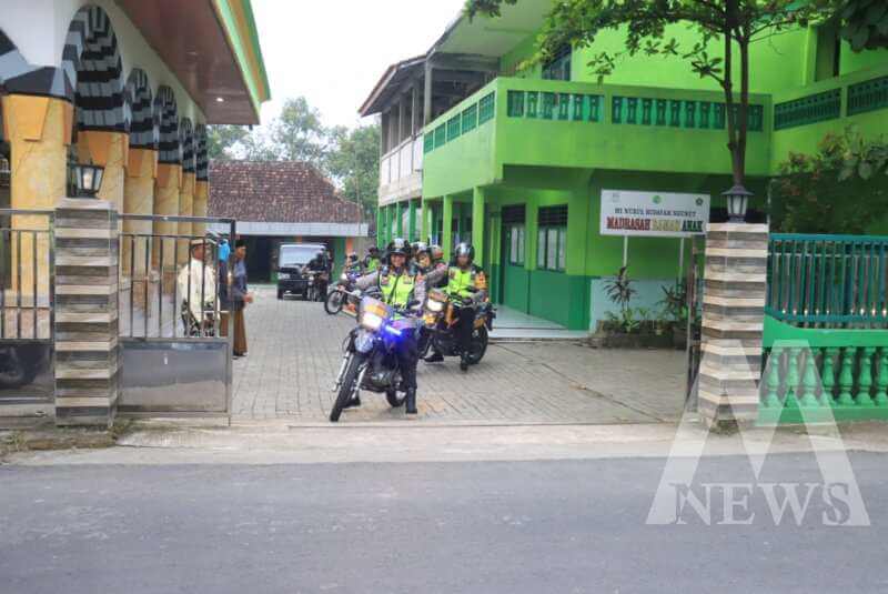 Kapolres Bojonegoro AKBP Mario Prahatinto saat patroli dan imbau masyarakat