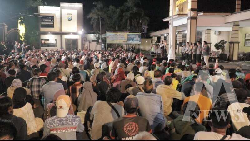 Polres Kediri Kota bagi 1000 paket lebaran ke warga