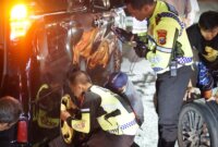 Satlantas Polres Tuban bantu pemudik ganti ban