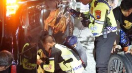 Satlantas Polres Tuban bantu pemudik ganti ban