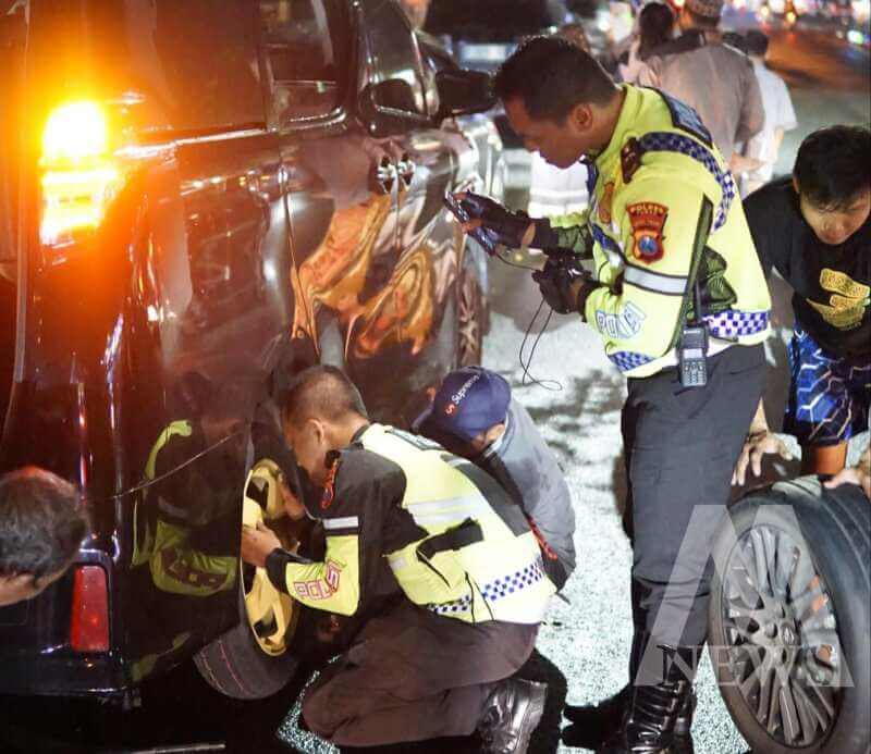 Satlantas Polres Tuban bantu pemudik ganti ban