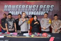 Kapolres Tulungagung AKBP Muhammad Taat Resdi prescon balon udara gunakan petasan