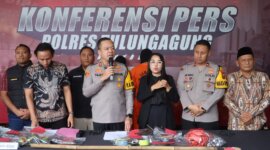 Kapolres Tulungagung AKBP Muhammad Taat Resdi prescon balon udara gunakan petasan