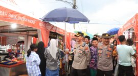 Kapolres Bojonegoro AKBP Mario Prahatinto tinjau pengamanan wisata religi di masjid Margomulyo