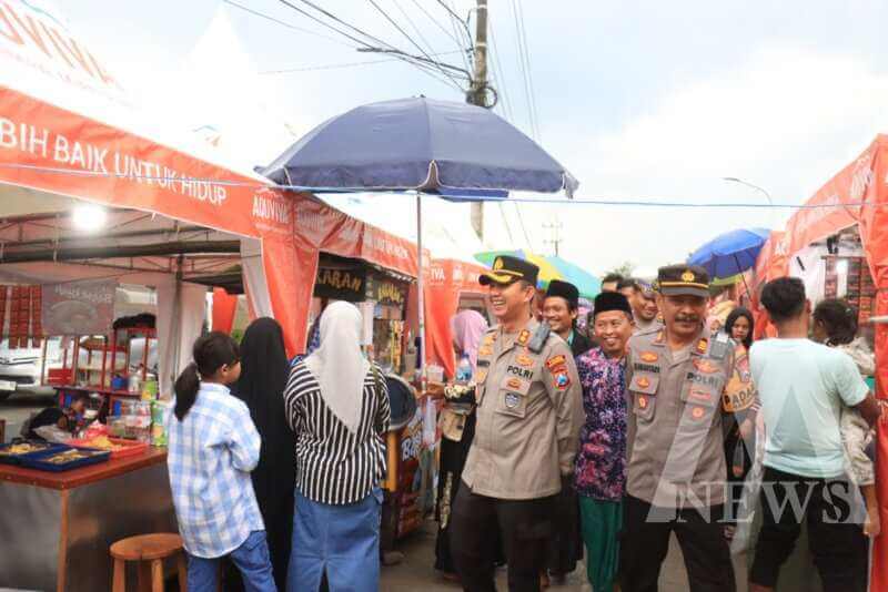 Kapolres Bojonegoro AKBP Mario Prahatinto tinjau pengamanan wisata religi di masjid Margomulyo